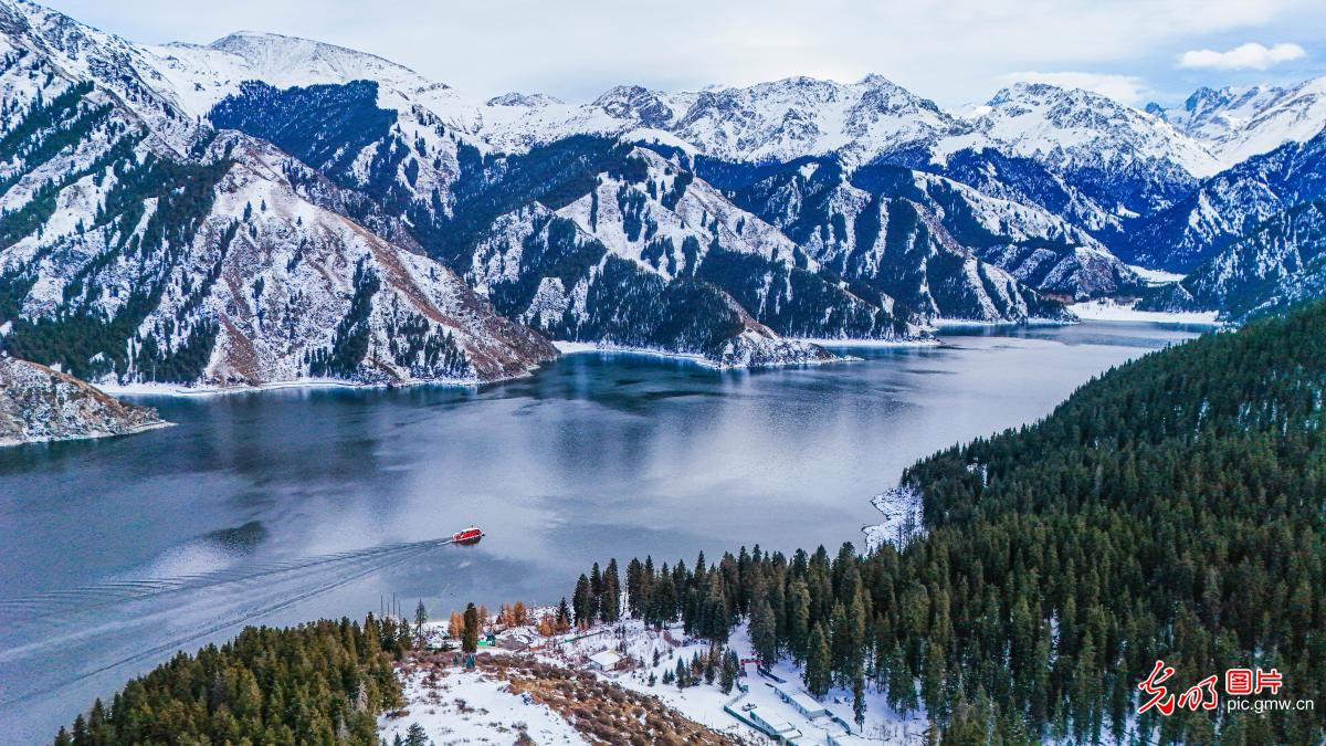 Snow-clad Tianshan creates winter wonderland in NW China's Xinjiang