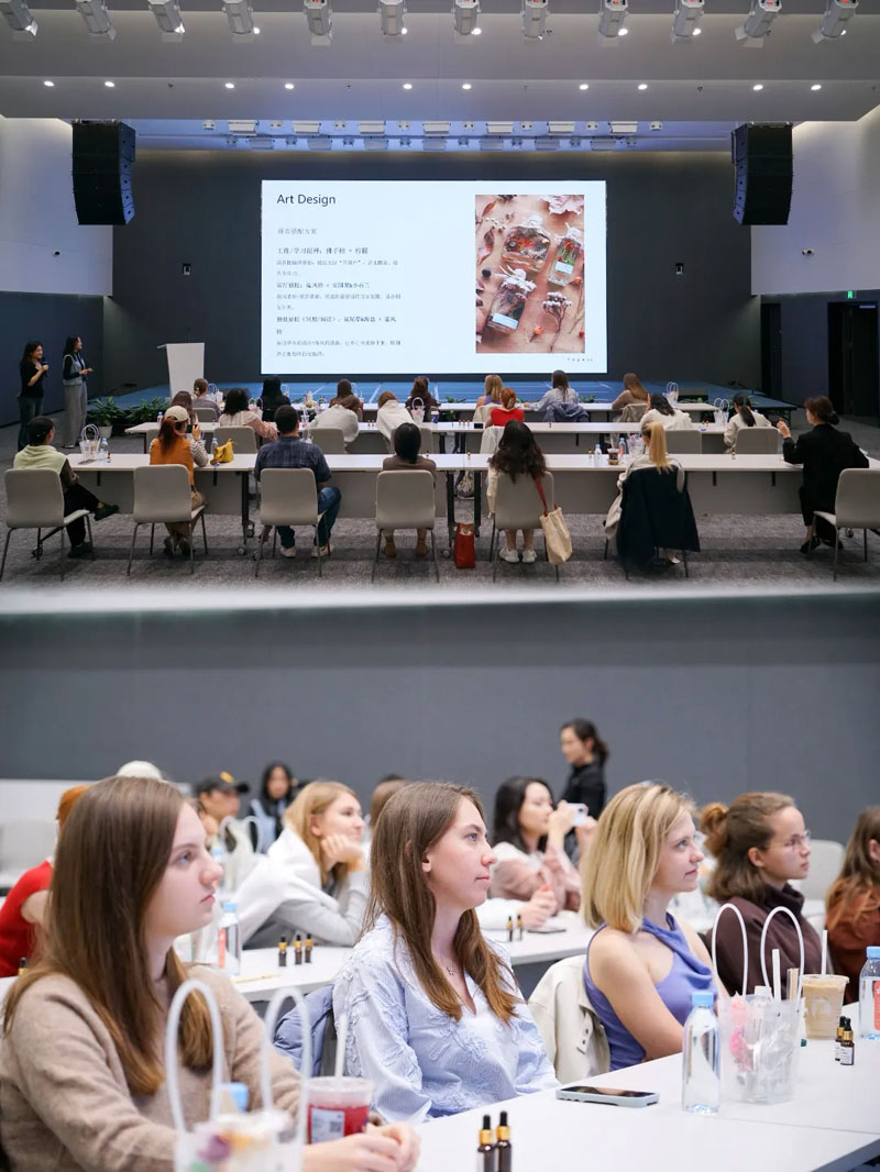 Foreigners experience floating flower scented bottle DIY in Longgang, SE China's Shenzhen