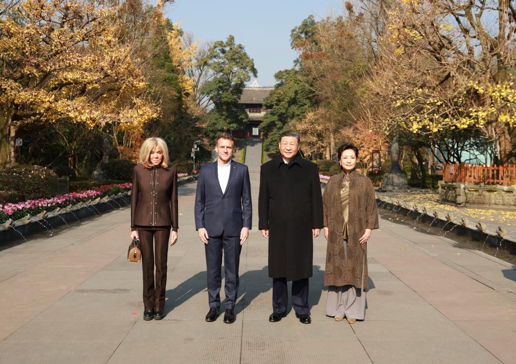 Xi, Macron have friendly exchanges in China's Chengdu