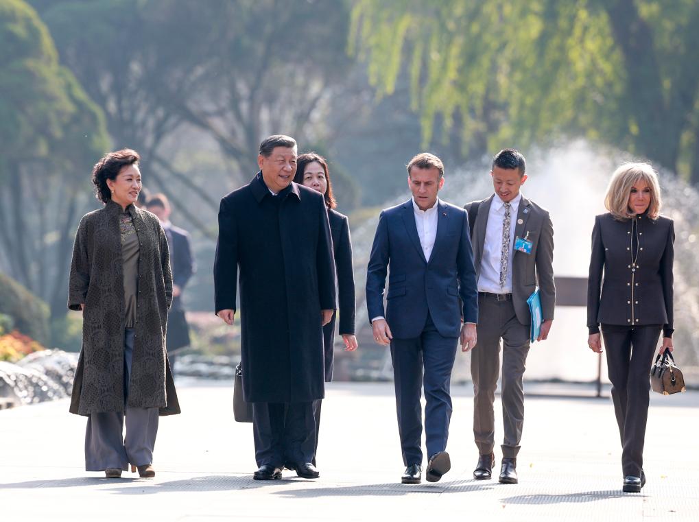 Xi, Macron have friendly exchanges in China's Chengdu