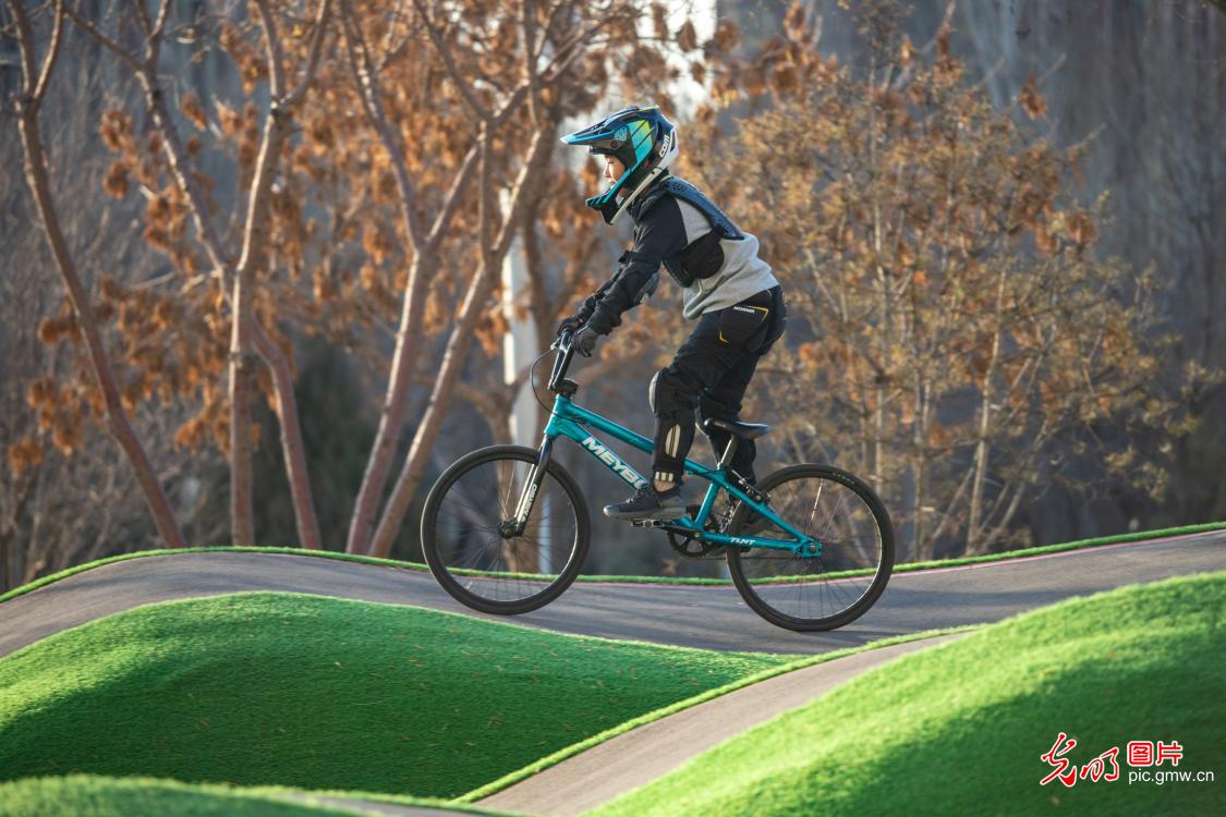 Young riders hone skills at pump track in NW China's Ningxia Young riders hone skills at pump track in NW China's Ningxia