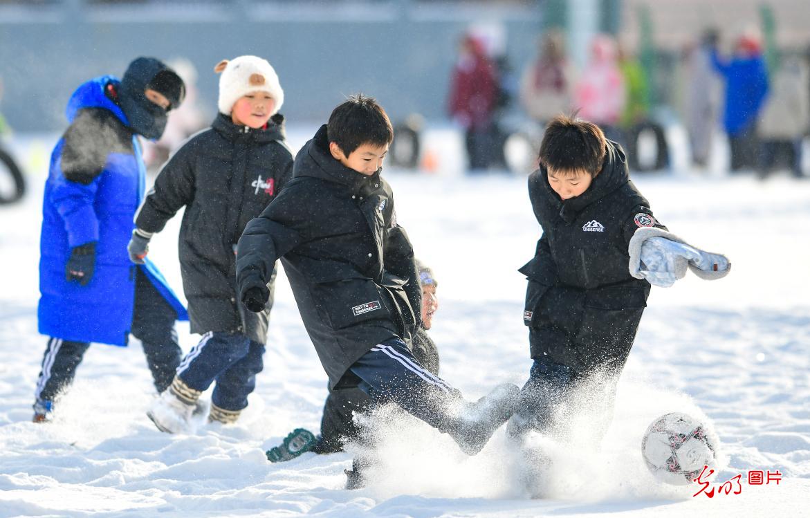 Schoolchildren enjoy winter sports in N China's Inner Mongolia Schoolchildren enjoy winter sports in N China's Inner Mongolia