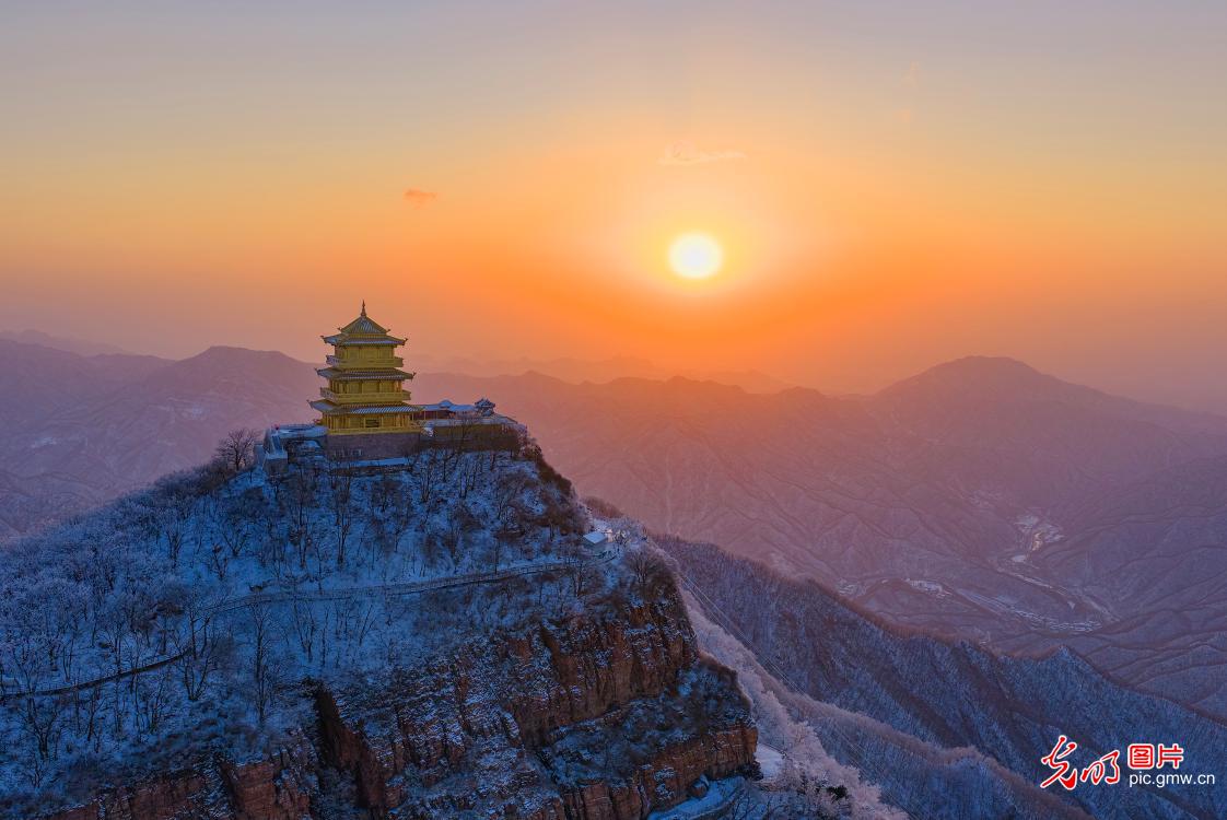 First snow of winter paints Wangwu Mountain in Henan