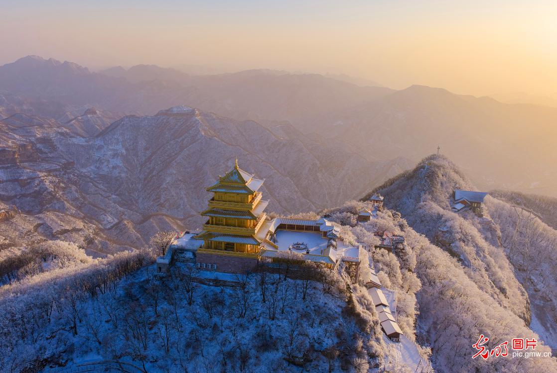 First snow of winter paints Wangwu Mountain in Henan
