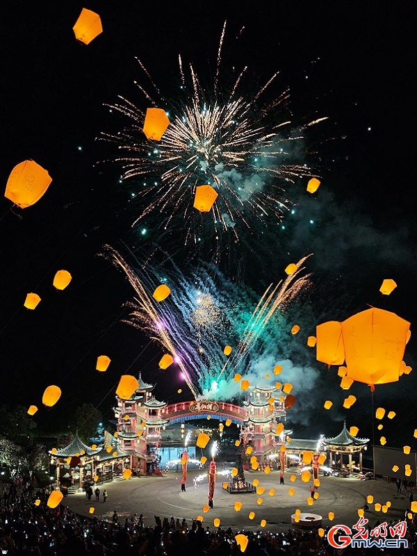 Thousand lanterns light up Gexian Village nights
