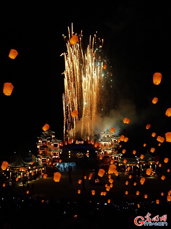 Thousand lanterns light up Gexian Village nights