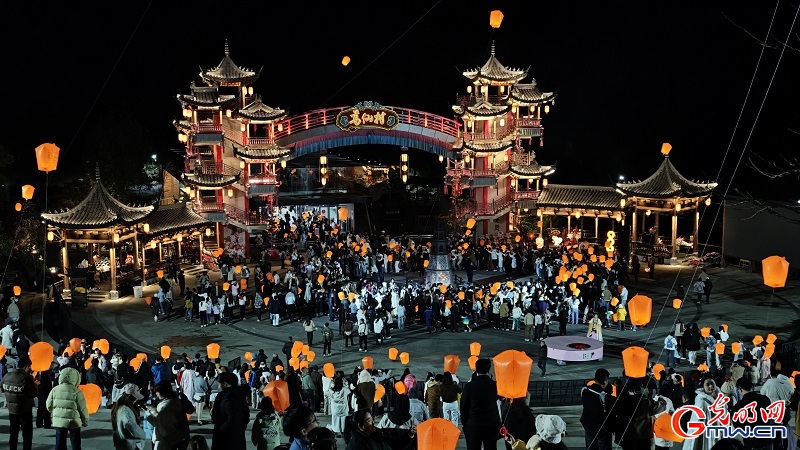 Thousand lanterns light up Gexian Village nights