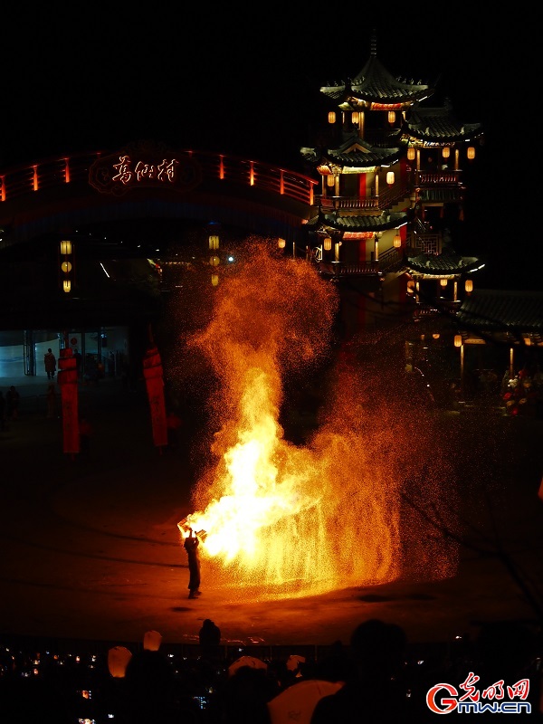 Thousand lanterns light up Gexian Village nights