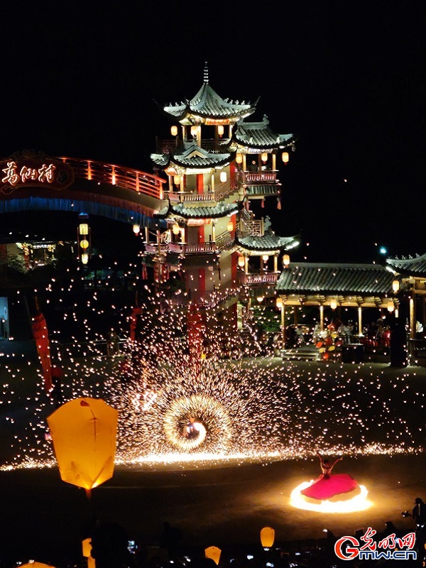 Thousand lanterns light up Gexian Village nights