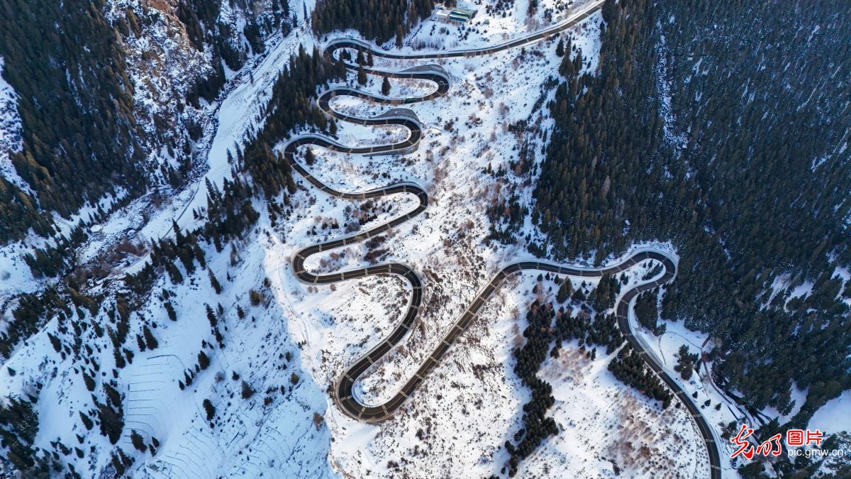 Winter scenery draws tourists in NW&nbsp;China's&nbsp;Xinjiang
