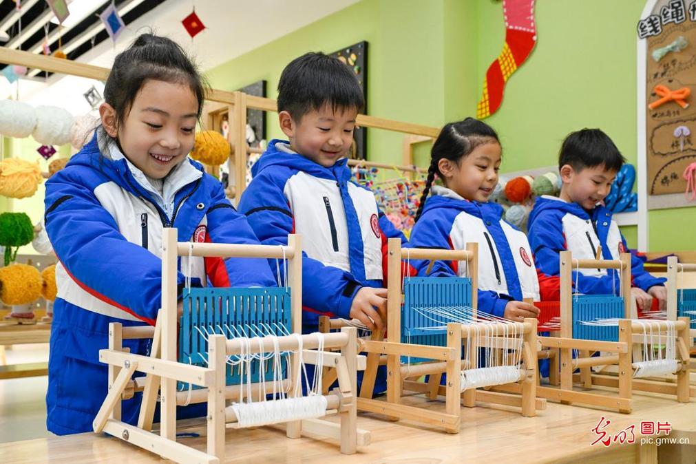 Children enjoying traditional crafts in E China's Anhui