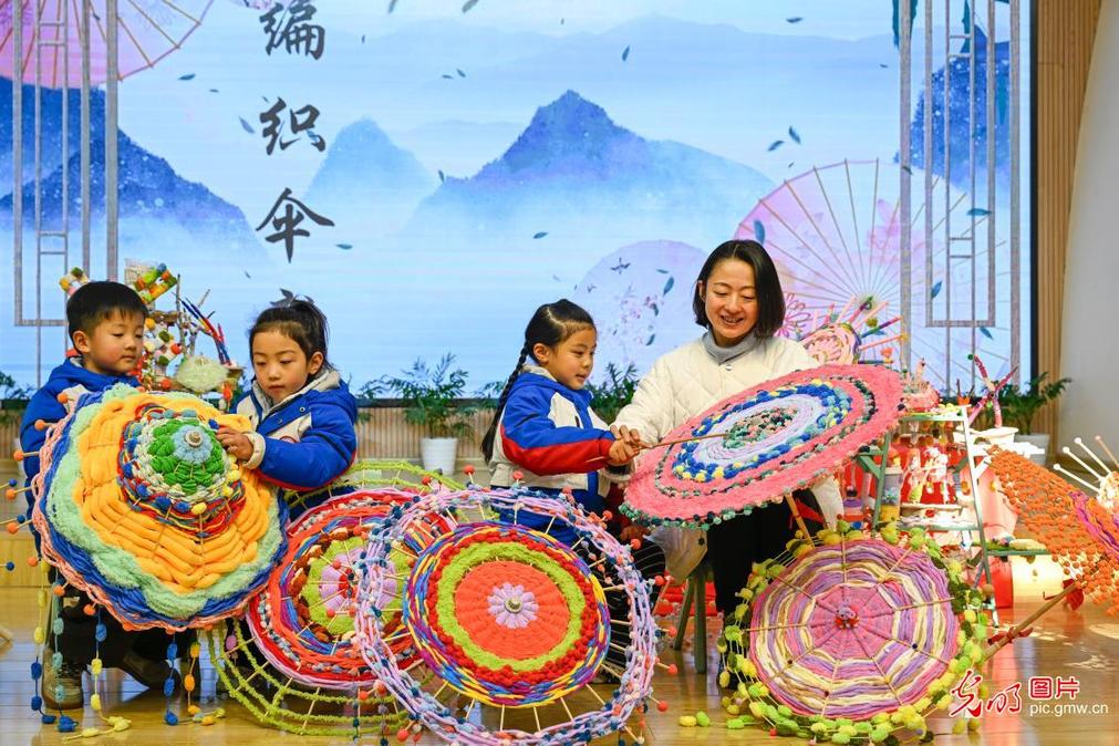 Children enjoying traditional crafts in E China's Anhui