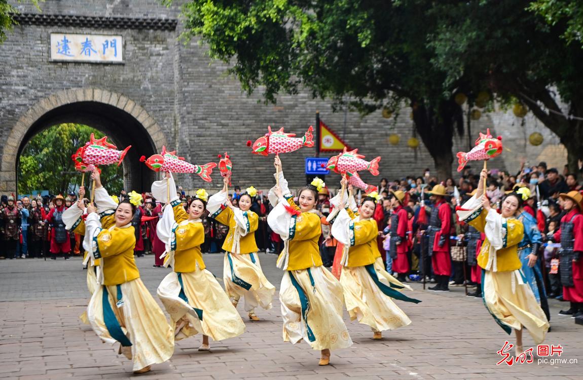Festive traditions spark strong start for China's cultural tourism in new year