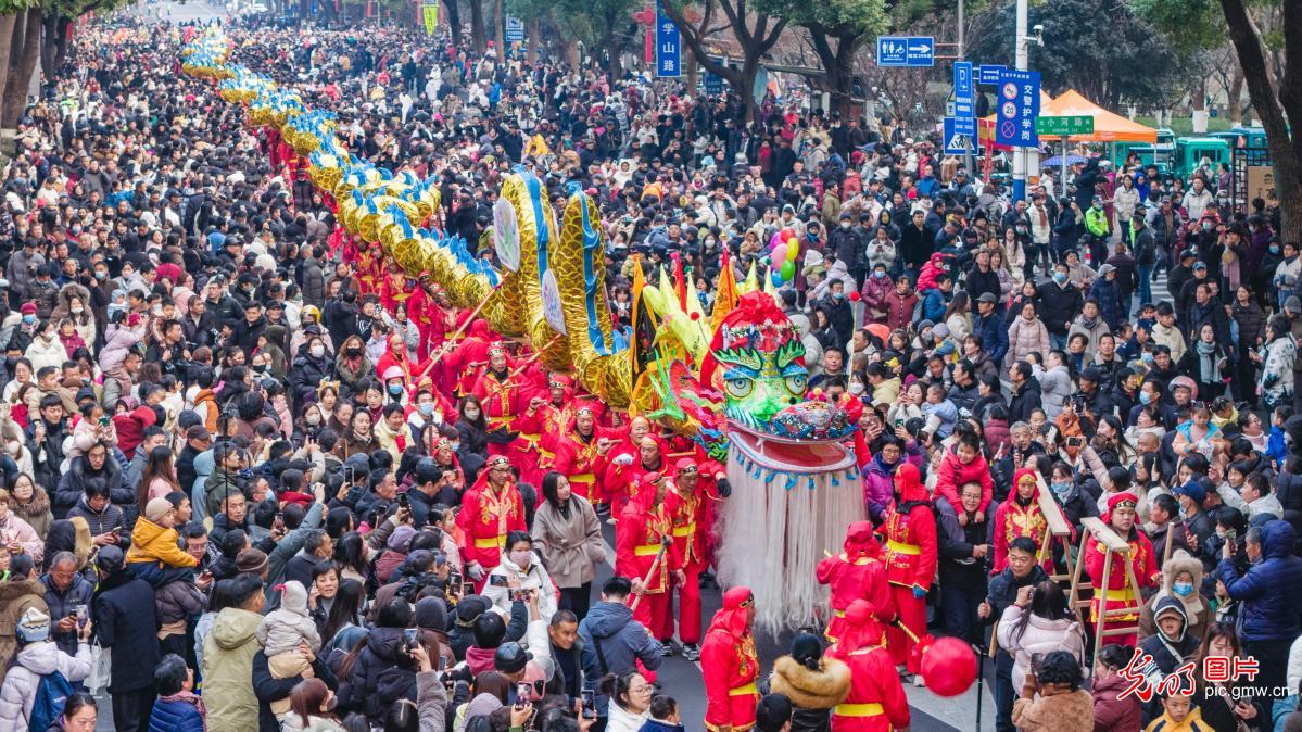 Festive traditions spark strong start for China's cultural tourism in new year