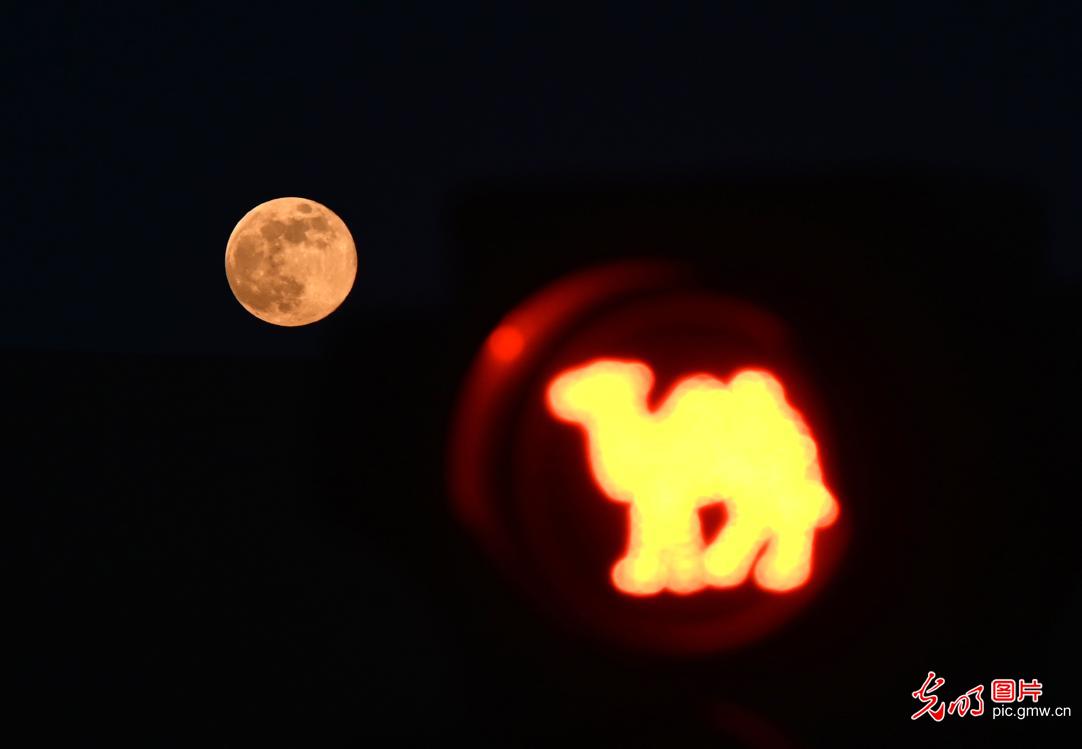 Supermoon lights up sky across China