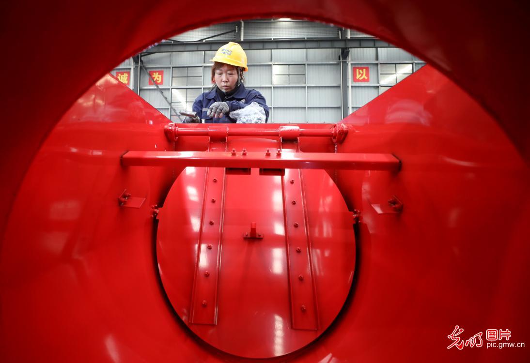 Factories nationwide shift into high gear on first workday of 2026