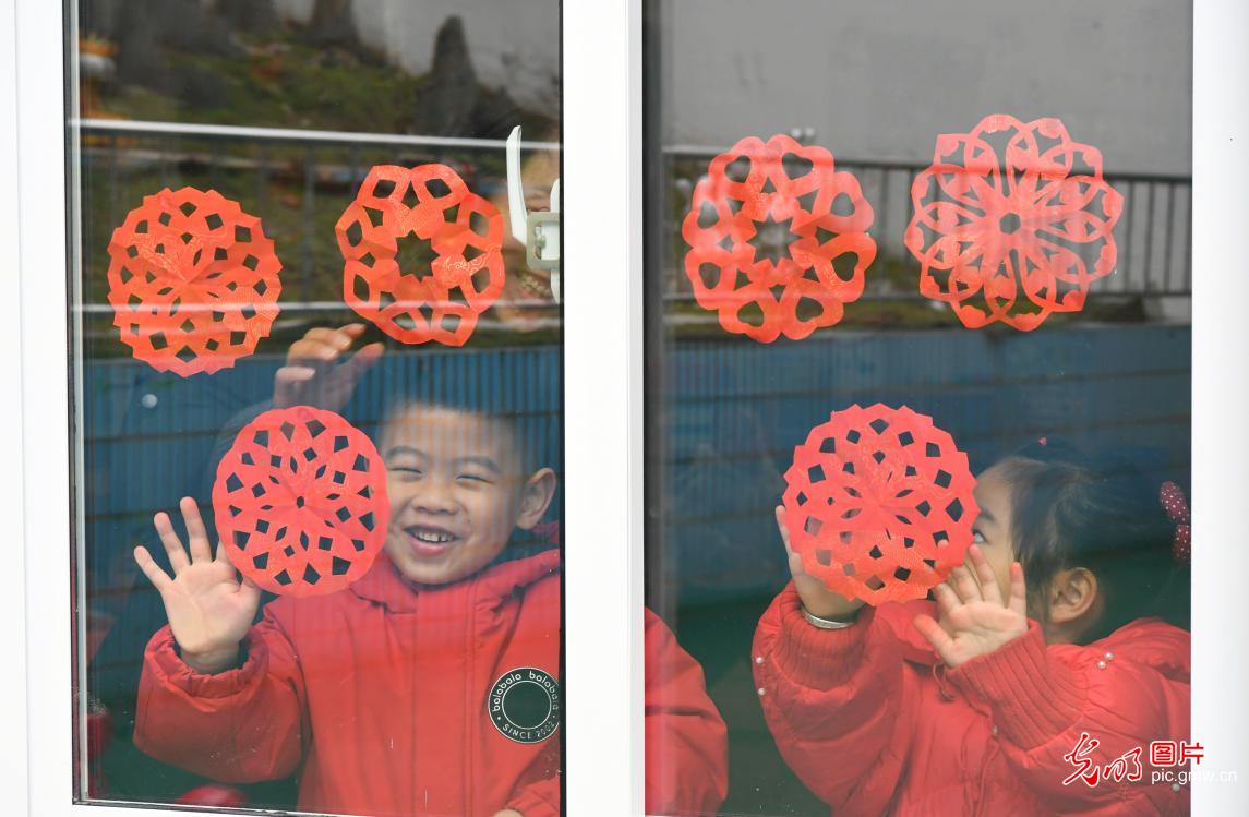 Kindergarten in Anhui makes traditional paper-cut decorations to welcome Minor Cold