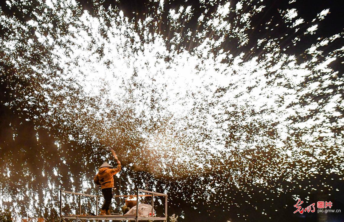 Molten iron sparks light up ice and snow festival in Inner Mongolia Molten iron sparks light up ice and snow festival in Inner Mongolia