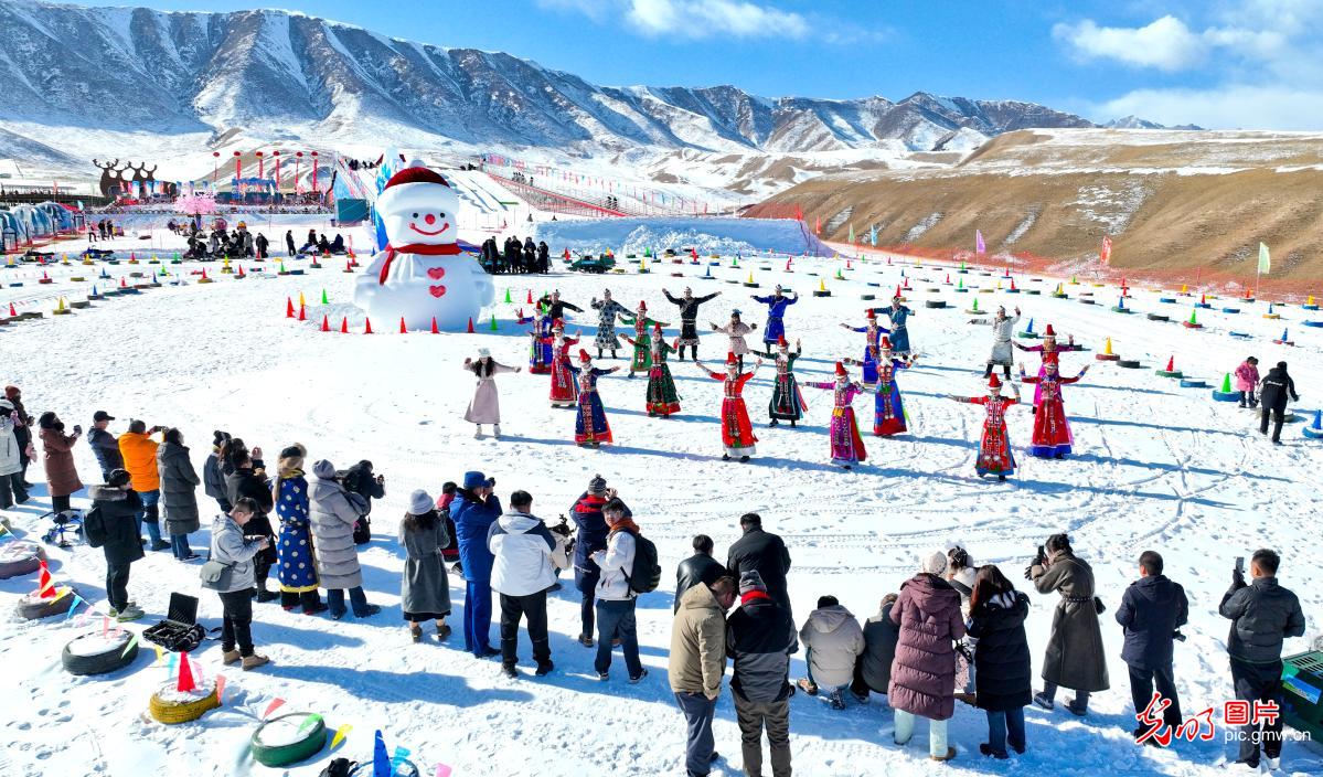Ice and snow tourism booms in NW China's Gansu