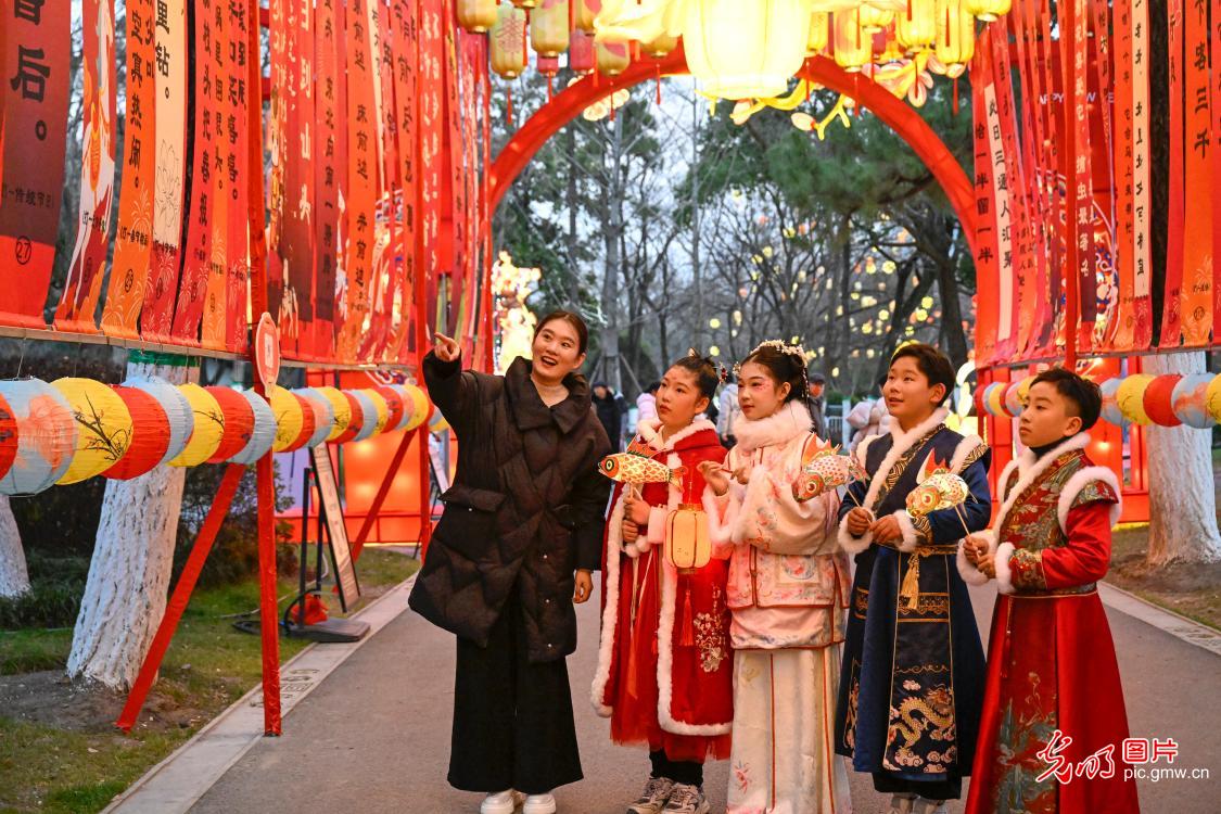 Students experience folk culture at lantern fair in E China's Anhui Students experience folk culture at lantern fair in E China's Anhui