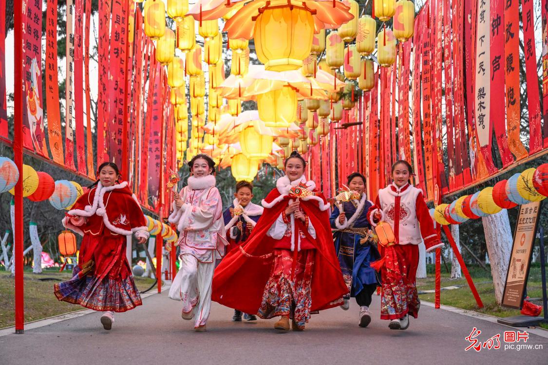 Students experience folk culture at lantern fair in E China's Anhui Students experience folk culture at lantern fair in E China's Anhui