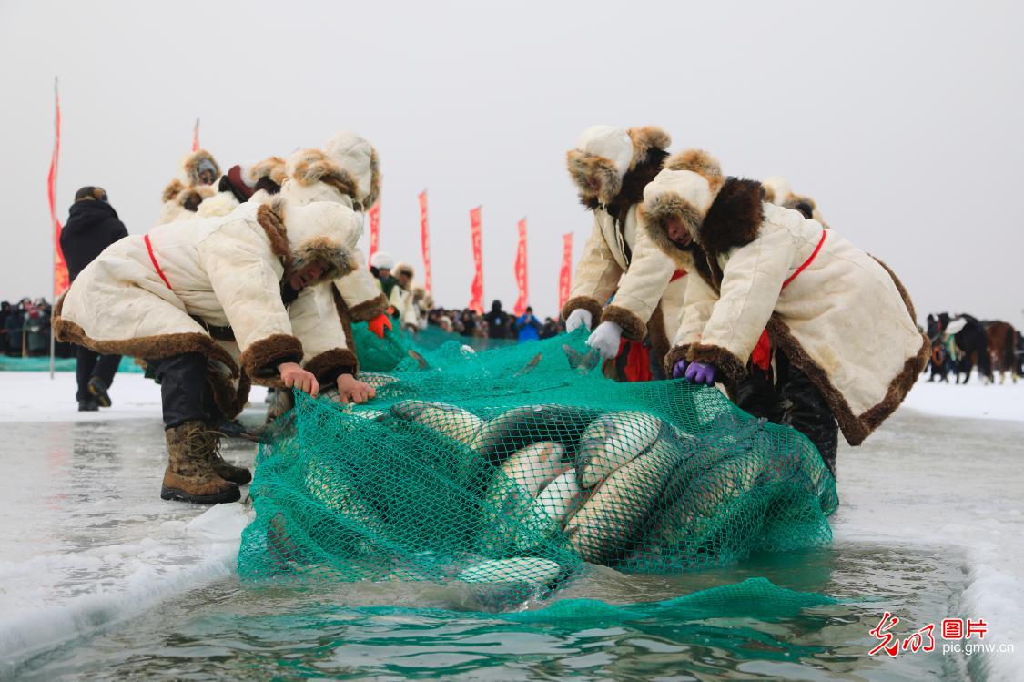 Winter fishing on Bosten Lake in NW China's Xinjiang