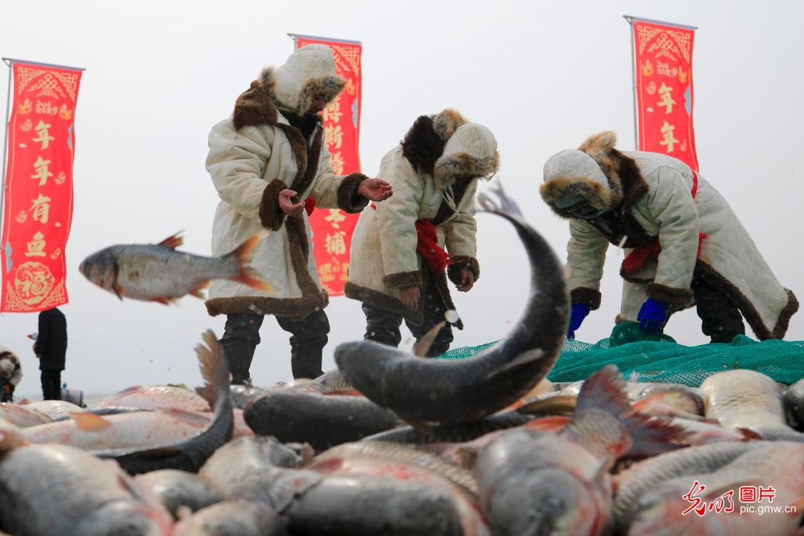 Winter fishing on Bosten Lake in NW China's Xinjiang