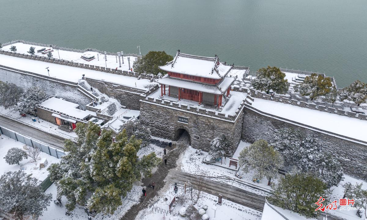 Snow blankets Xiangyang Ancient City