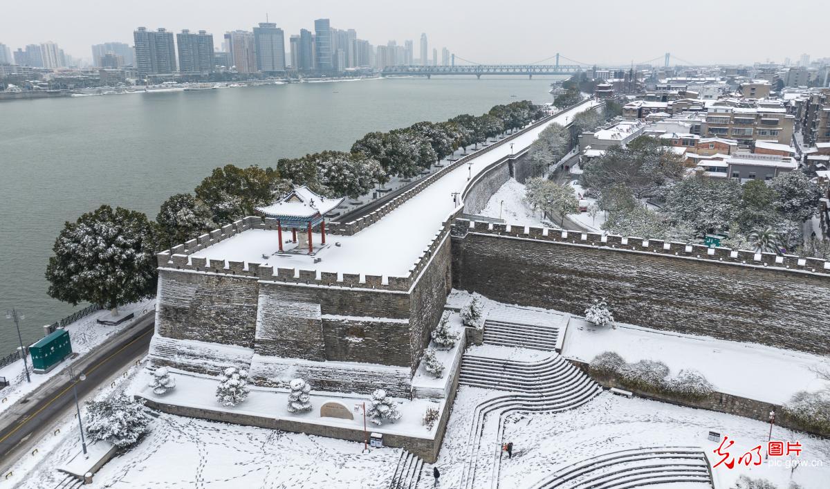 Snow blankets Xiangyang Ancient City