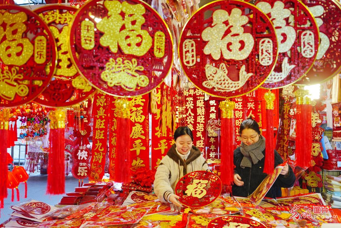 Festive markets bustle ahead of Spring Festival in Chongqing