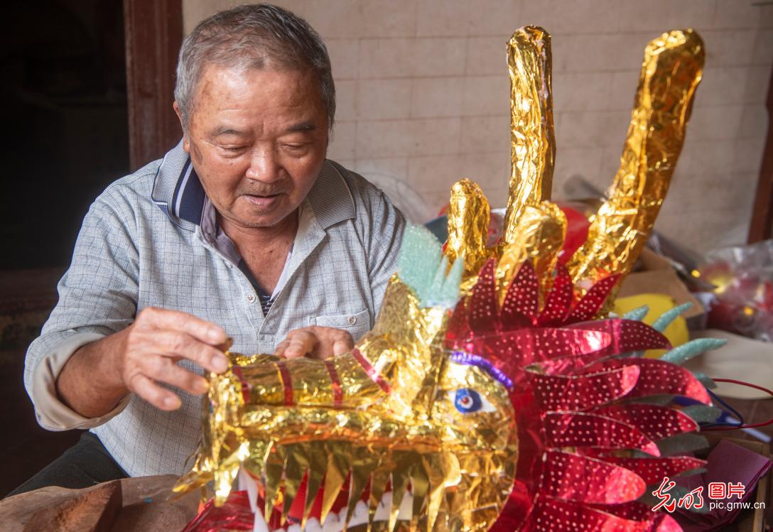Lanterns light up village to welcome Spring Festival Lanterns light up village to welcome Spring Festival