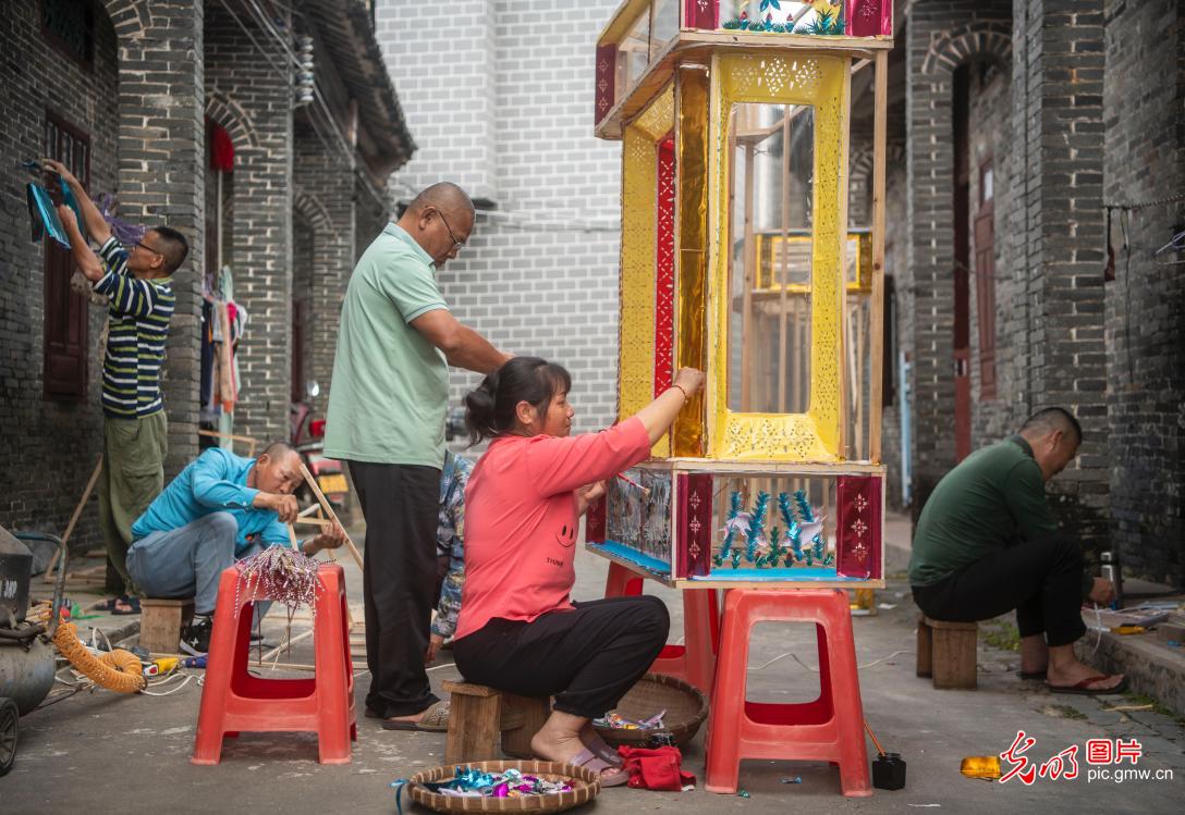 Lanterns light up village to welcome Spring Festival Lanterns light up village to welcome Spring Festival