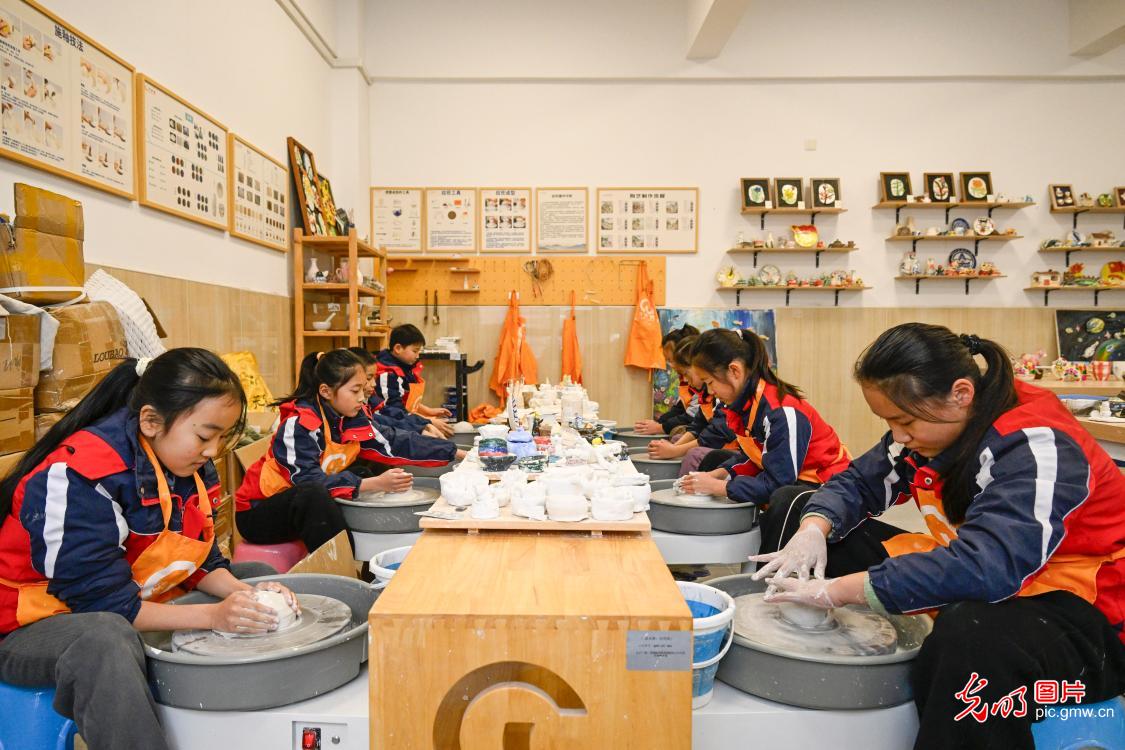 Students experience clay sculpture in E China’s Anhui