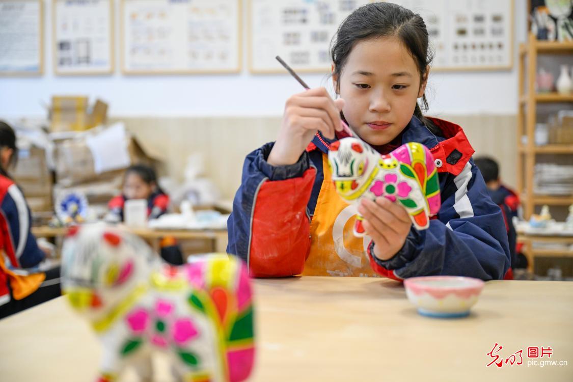 Students experience clay sculpture in E China’s Anhui