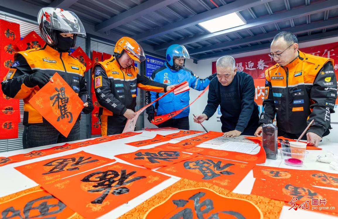 Volunteers send spring blessings to delivery riders
