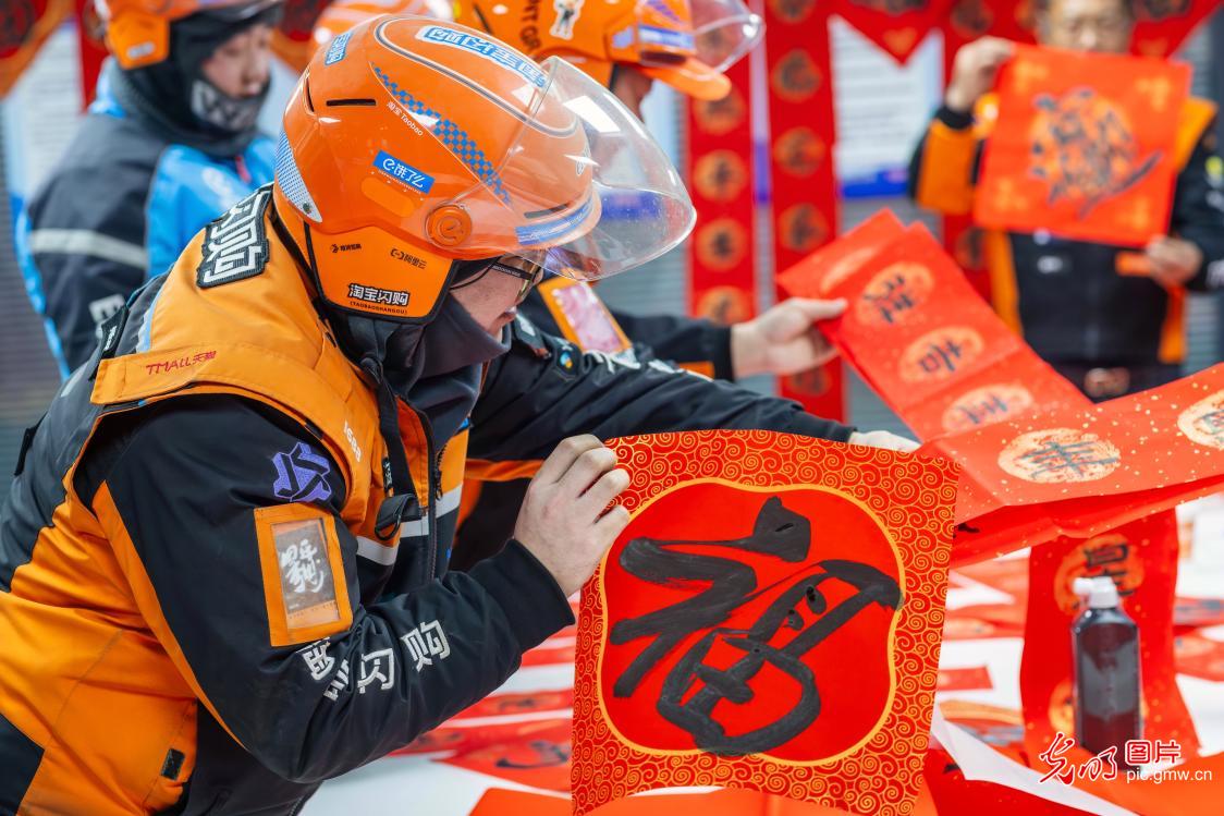 Volunteers send spring blessings to delivery riders