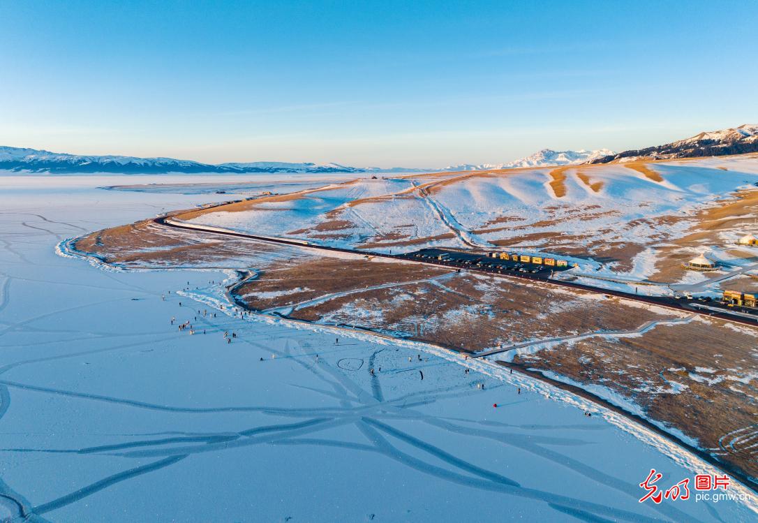 Snowy scenery highlights winter charm of Sayram Lake in NW China's Xinjiang Snowy scenery highlights winter charm of Sayram Lake in NW China's Xinjiang