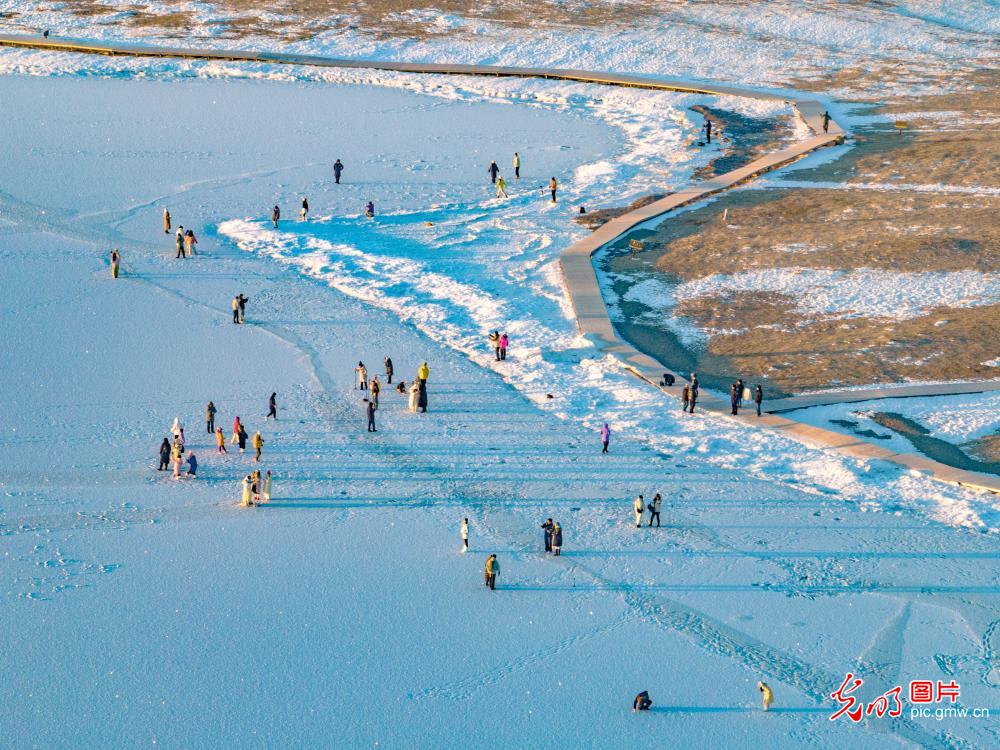 Snowy scenery highlights winter charm of Sayram Lake in NW China's Xinjiang Snowy scenery highlights winter charm of Sayram Lake in NW China's Xinjiang