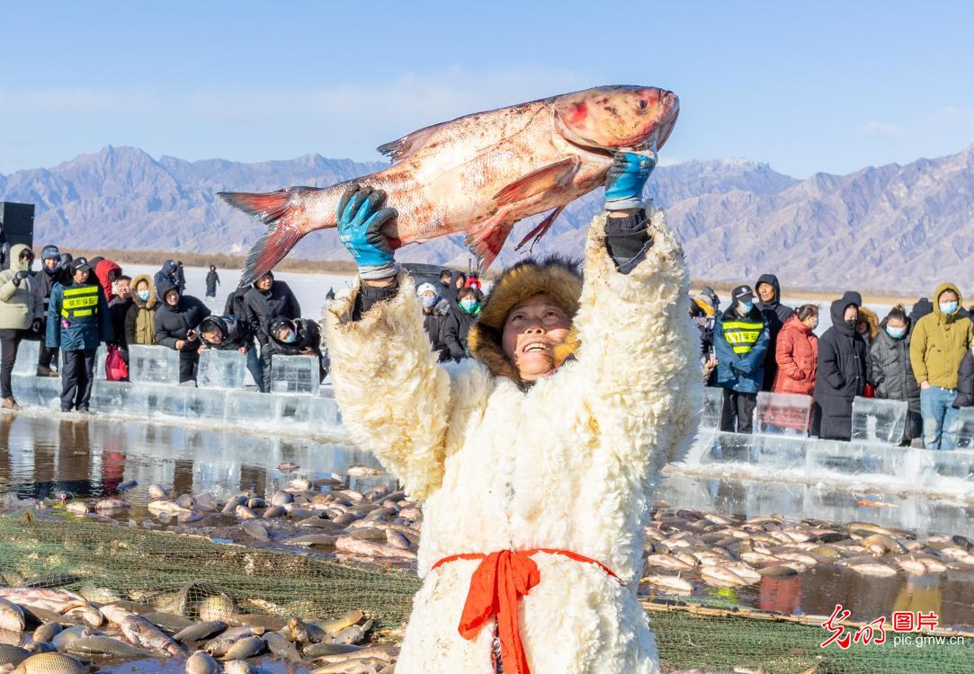 Winter fishing scenes showcase harvest and festive cheer across China