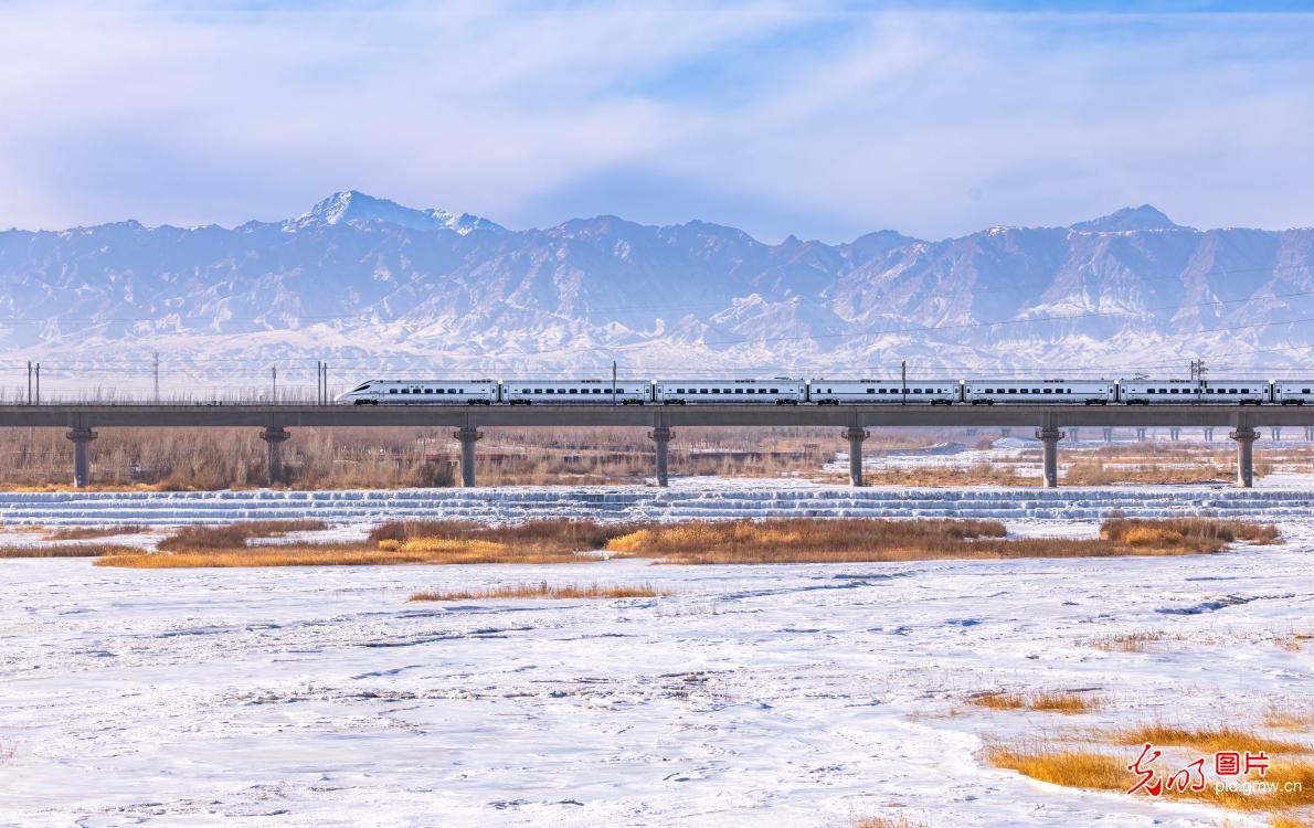 Spring travel rush unfolds as journeys home begin across China