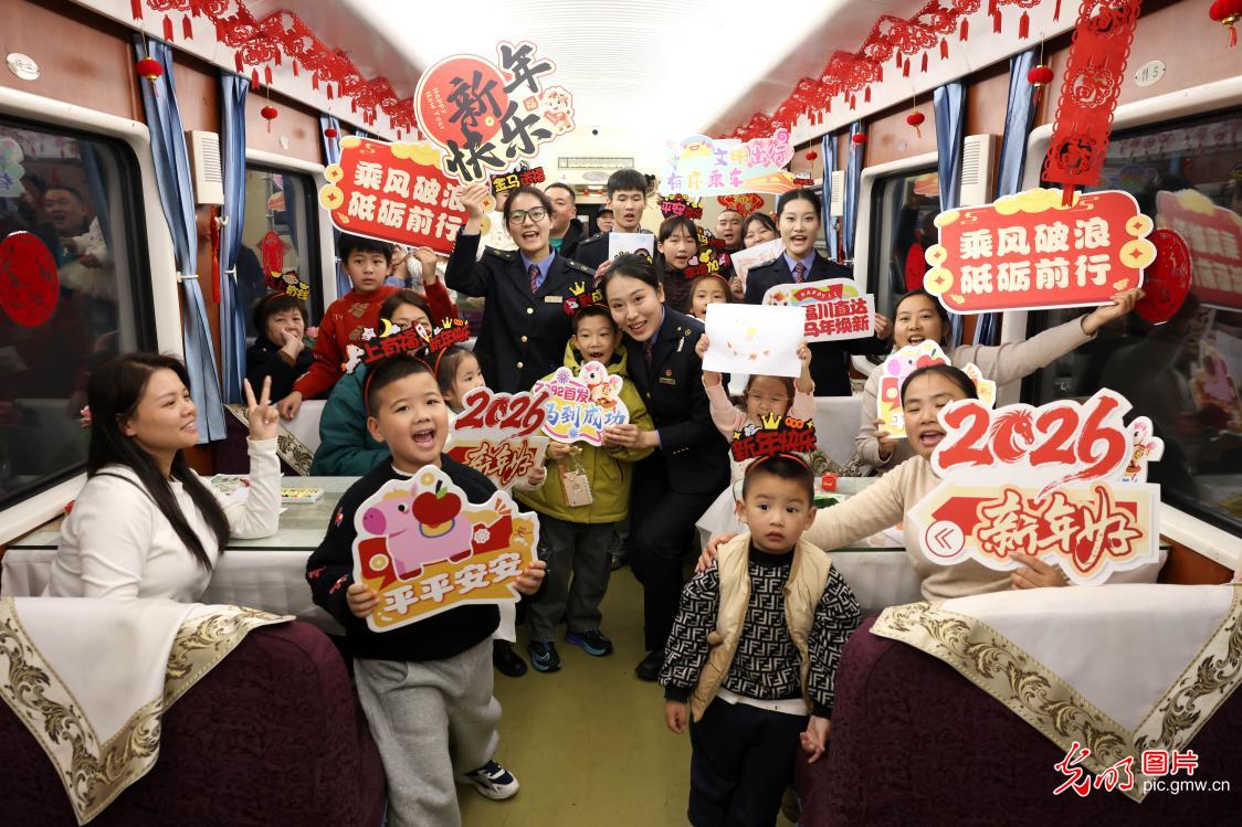 Spring travel rush unfolds as journeys home begin across China