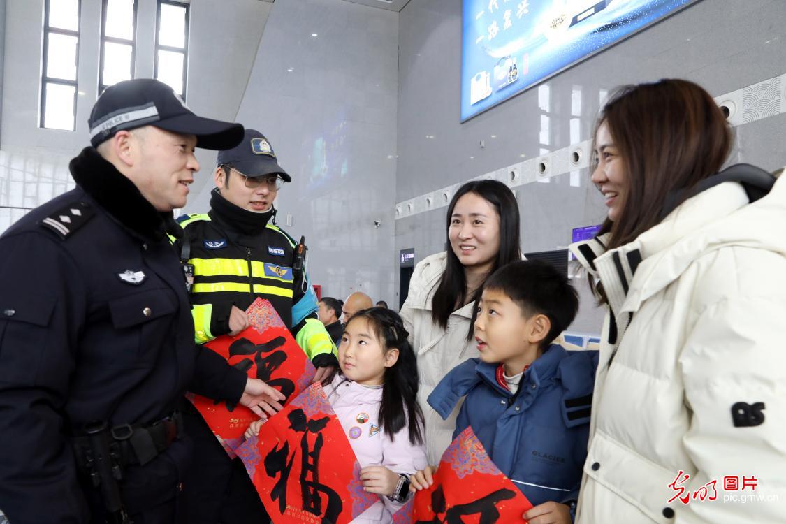 Spring travel rush unfolds as journeys home begin across China