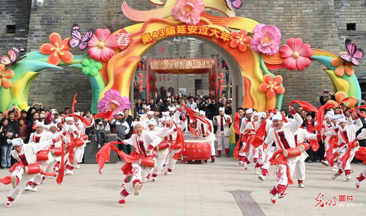 Ansai waist drum performance draws tourists in NW China Ansai waist drum performance draws tourists in NW China