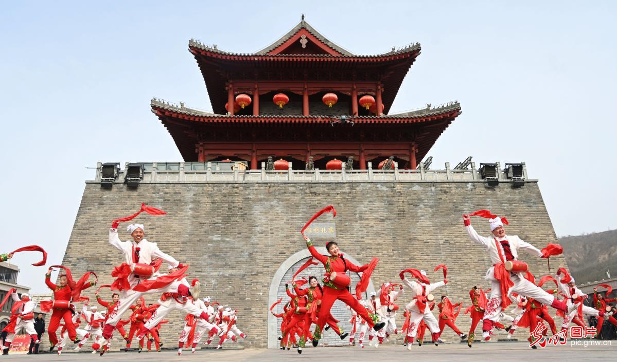 Ansai waist drum performance draws tourists in NW China Ansai waist drum performance draws tourists in NW China