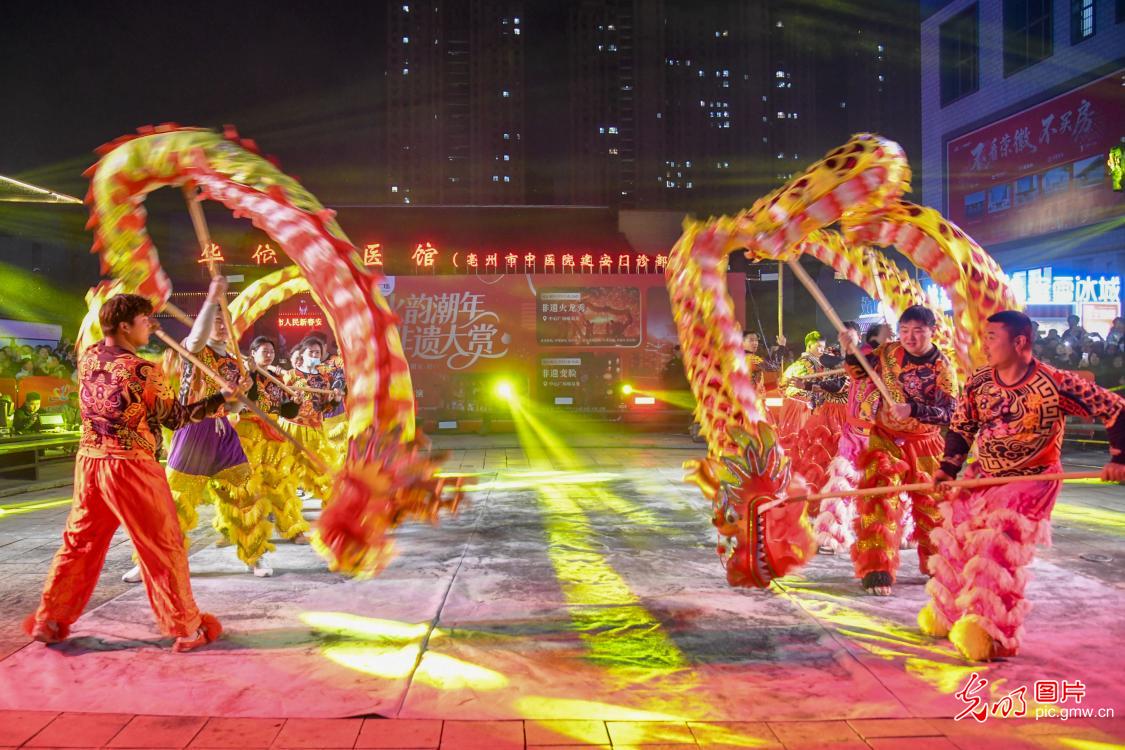 Dazzling performance of fire dragon dance in E China
