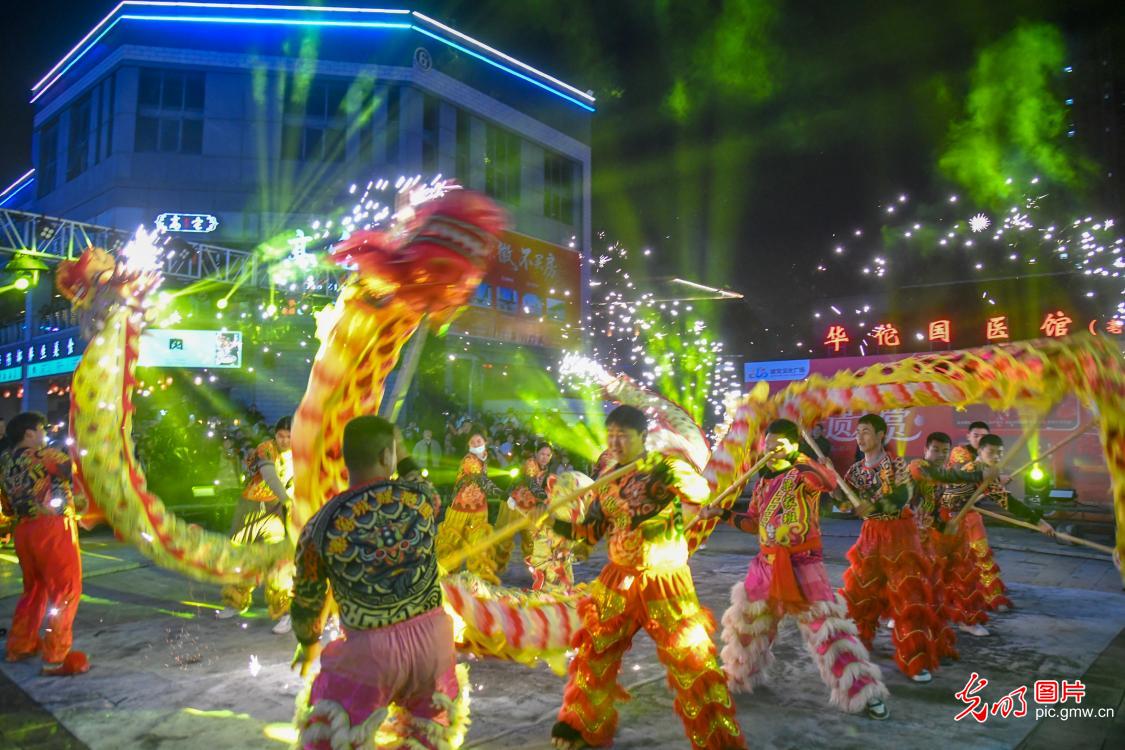 Dazzling performance of fire dragon dance in E China