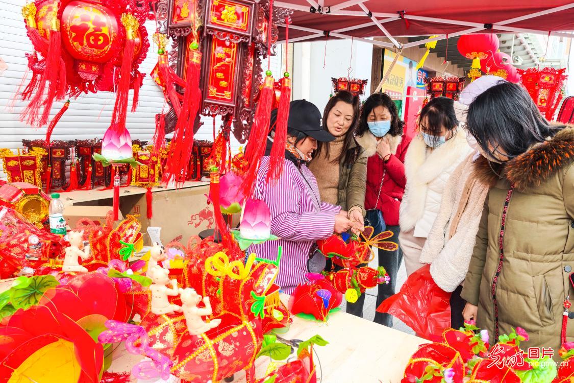 Yangzhou market showcases colorful lanterns for festival