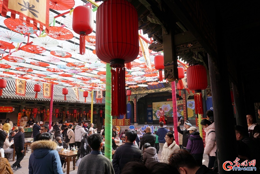 People enjoying Spring Festival celebrations at Qiao Family Compound in N China's Shanxi People enjoying Spring Festival celebrations at Qiao Family Compound in N China's Shanxi