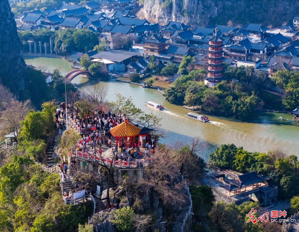 Tourists flock to enjoy spring in Guilin, S China's Guangxi