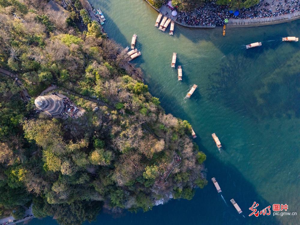 Tourists flock to enjoy spring in Guilin, S China's Guangxi